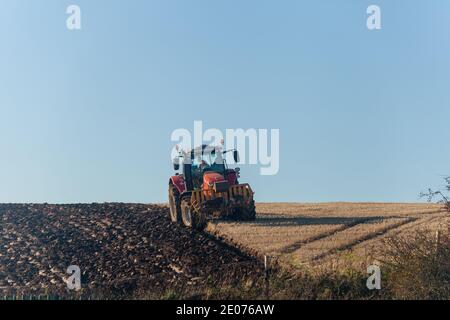 Un tracteur labourant un champ en novembre Banque D'Images
