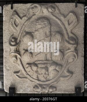 Armoiries de la Coruña, du XVIIe siècle. Depuis la porte de Torre de Arriba (murs de la Coruña, Galice, Espagne). Il est représenté la tour d'origine romaine, entourée d'une rampe hélicoïdale (avant la restauration de la fin du XVIIe siècle qui a été faite par le duc d'Uceda). Les pétoncles font référence au pèlerinage. Musée archéologique et d'histoire (Château de San Anton). A Corogne, Galice, Espagne. Banque D'Images