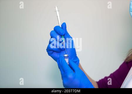 Thessalonique, Grèce - Decemper 29, 2020: Une infirmière se prépare à administrer le vaccin Pfizer-BioNTech COVID-19 à l'hôpital AHEPA. Une campagne de vaccination ag Banque D'Images