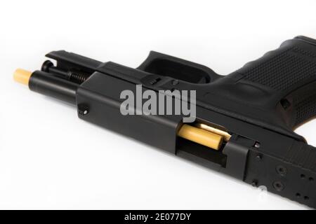 Gros plan d'un pistolet chargé avec une tige de sécurité à l'intérieur pour empêcher le tir.Indicateur de sécurité des accessoires de sécurité du canon. Banque D'Images