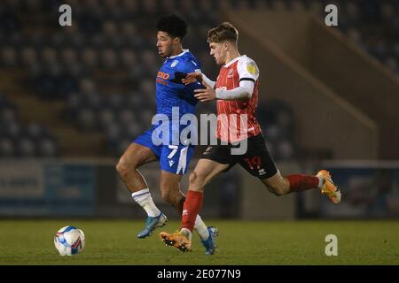 Courtney Senior de Colchester United cherche à passer George Lloyd de Cheltenham Town - Colchester United v Cheltenham Town, Sky Bet League Two, JobServe Community Stadium, Colchester, Royaume-Uni - 29 décembre 2020 utilisation éditoriale uniquement - des restrictions DataCo s'appliquent Banque D'Images