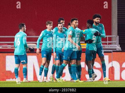 Brentford, Royaume-Uni. 30 décembre 2020. Les joueurs de l'AFC Bournemouth célèbrent le but de Dominic Solanke lors du match de championnat Sky Bet entre Brentford et Bournemouth au stade communautaire Brentford, Brentford, Angleterre, le 30 décembre 2020. Photo par Andrew Aleksiejczuk/Prime Media Images. Crédit : Prime Media Images/Alamy Live News Banque D'Images