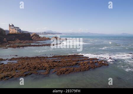 Vue sur le bord de mer de la Villa Belza, dans la ville basque côtière historique de Biarritz, dans le sud-ouest de la France. Banque D'Images
