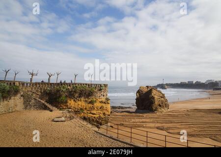 La Grand Plage est une plage populaire auprès des touristes et des surfeurs dans la ville balnéaire basque historique de Biarritz, dans le sud-ouest de la France. Banque D'Images