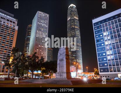 Statue Square, Central (Hong Kong, Chine). Belle photo nocturne de cette place historique. Vue à angle bas. Banque D'Images
