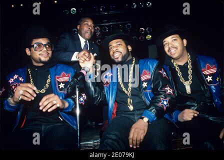 **PHOTO DE FICHIER** Joe Clark est décédé à 82. Groupe de hip-hop américain Run-D.M.C et principal Joe Clark à l'école secondaire Eastside à Paterson, New Jersey . Crédit : Gary Gershoff /MediaPunch Banque D'Images