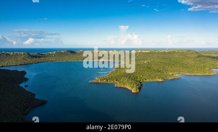 Vue aérienne au-dessus du paysage de Curaçao, des Caraïbes avec l'océan, la côte, les collines, le lac Banque D'Images