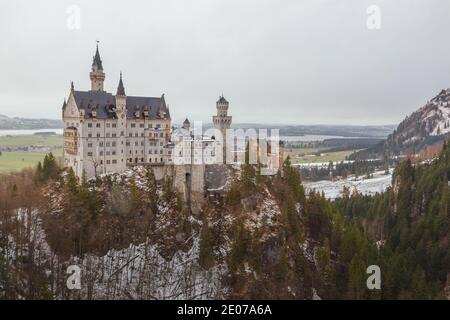 Le célèbre château Neuschwanstein du XIXe siècle, dans le sud-ouest de la Bavière, commandé par le roi fou Ludwig II en l'honneur de Richard Wagner. Banque D'Images