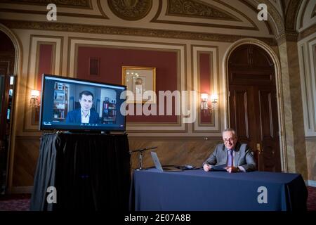 Le leader minoritaire du Sénat des États-Unis, Chuck Schumer (démocrate de New York), rencontre virtuellement le candidat désigné du président élu Biden pour le poste de secrétaire au transport, le maire Pete Buttigieg, au Capitole des États-Unis à Washington, DC, le mercredi 30 décembre 2020. Crédit : Rod Lamkey/CNP | utilisation dans le monde entier Banque D'Images