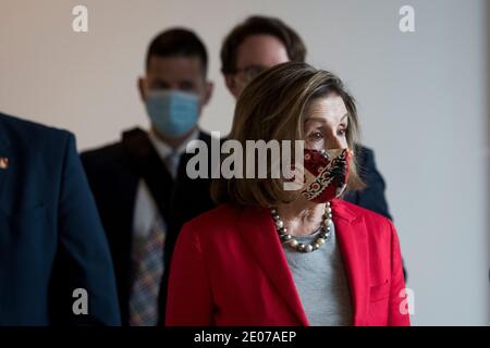 Washington, États-Unis d'Amérique. 30 décembre 2020. La Présidente de la Chambre des représentants des États-Unis Nancy Pelosi (démocrate de Californie) arrive pour sa conférence de presse hebdomadaire au Capitole des États-Unis à Washington, DC, le mercredi 30 décembre 2020. Credit: Rod Lamkey/CNP | usage dans le monde crédit: dpa/Alay Live News Banque D'Images