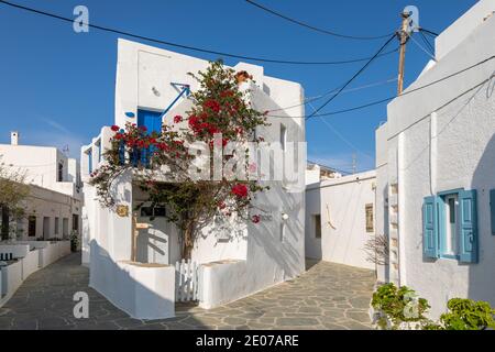 Chora, île de Folegandros, Grèce- 23 septembre 2020: Architecture grecque traditionnelle dans le centre de Chora. Bâtiment blanc avec porte et volet bleus Banque D'Images