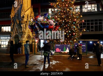 Leicester, Leicestershire, Royaume-Uni. 30 décembre 2020. Un homme vend des ballons à partir d'un arbre de Noël après qu'il a été annoncé que la ville entrerait dans le niveau 4 des restrictions de coronavirus. Credit Darren Staples/Alay Live News. Banque D'Images