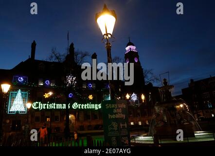 Leicester, Leicestershire, Royaume-Uni. 30 décembre 2020. Un panneau social de distanciation est suspendu devant l'hôtel de ville après qu'il a été annoncé que la ville entrerait dans le niveau 4 des restrictions concernant les coronavirus. Credit Darren Staples/Alay Live News. Banque D'Images