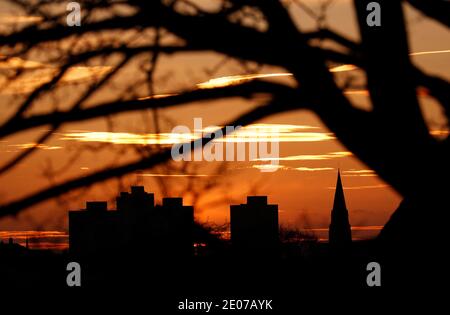 Leicester, Leicestershire, Royaume-Uni. 30 décembre 2020. Le soleil se couche à Leicester après qu'il a été annoncé que la ville entrerait dans le niveau 4 des restrictions de coronavirus. Credit Darren Staples/Alay Live News. Banque D'Images