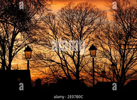 Leicester, Leicestershire, Royaume-Uni. 30 décembre 2020. Le soleil se couche à Leicester après qu'il a été annoncé que la ville entrerait dans le niveau 4 des restrictions de coronavirus. Credit Darren Staples/Alay Live News. Banque D'Images