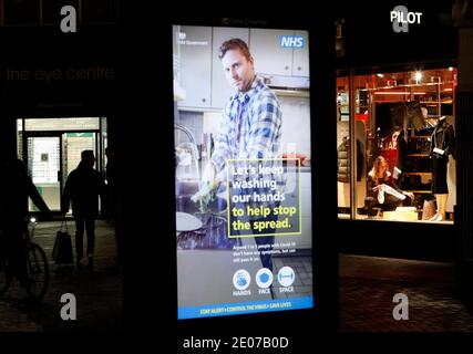 Leicester, Leicestershire, Royaume-Uni. 30 décembre 2020. Un ouvrier du magasin de vêtements efface l'affichage de la fenêtre après qu'il a été annoncé que la ville entrerait dans le niveau 4 des restrictions de coronavirus. Credit Darren Staples/Alay Live News. Banque D'Images