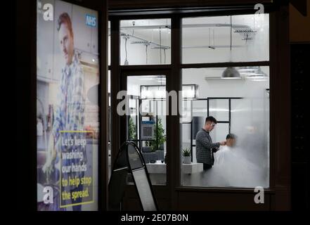 Leicester, Leicestershire, Royaume-Uni. 30 décembre 2020. Un barbier après l'annonce, la ville entrera dans le niveau 4 des restrictions concernant le coronavirus. Credit Darren Staples/Alay Live News. Banque D'Images