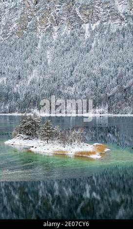 Magnifique lac enneigé Eibsee en hiver Banque D'Images
