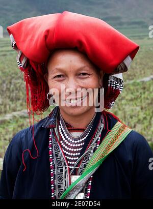 Gros plan portrait d'une femme Dao rouge à sa PA Vietnam Banque D'Images