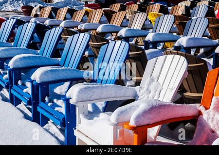 Chaises de style Adirondack colorées dans la neige fraîche; magasin de détail; Poncha Springs; Colorado; États-Unis Banque D'Images