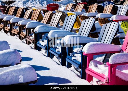 Chaises de style Adirondack colorées dans la neige fraîche; magasin de détail; Poncha Springs; Colorado; États-Unis Banque D'Images