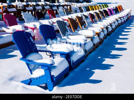 Chaises de style Adirondack colorées dans la neige fraîche; magasin de détail; Poncha Springs; Colorado; États-Unis Banque D'Images