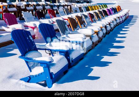 Chaises de style Adirondack colorées dans la neige fraîche; magasin de détail; Poncha Springs; Colorado; États-Unis Banque D'Images