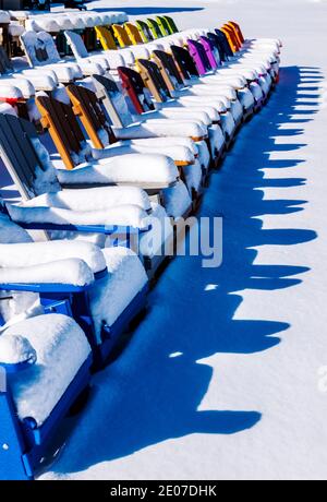 Chaises de style Adirondack colorées dans la neige fraîche; magasin de détail; Poncha Springs; Colorado; États-Unis Banque D'Images