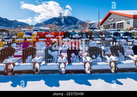 Chaises de style Adirondack colorées dans la neige fraîche; magasin de détail; Poncha Springs; Colorado; États-Unis Banque D'Images