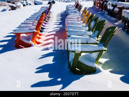 Chaises de style Adirondack colorées dans la neige fraîche; magasin de détail; Poncha Springs; Colorado; États-Unis Banque D'Images