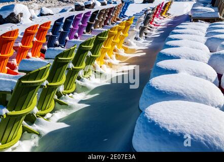 Chaises de style Adirondack colorées dans la neige fraîche; magasin de détail; Poncha Springs; Colorado; États-Unis Banque D'Images