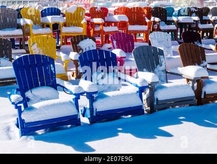 Chaises de style Adirondack colorées dans la neige fraîche; magasin de détail; Poncha Springs; Colorado; États-Unis Banque D'Images