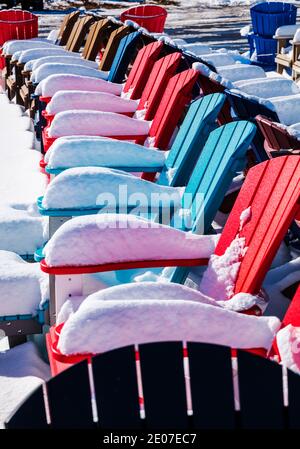 Chaises de style Adirondack colorées dans la neige fraîche; magasin de détail; Poncha Springs; Colorado; États-Unis Banque D'Images