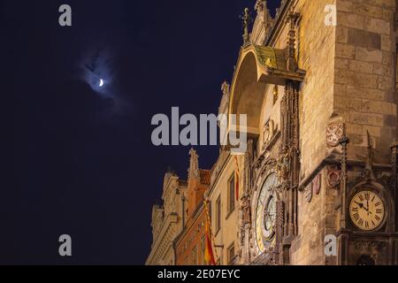 Un regard détaillé sur l'horloge astronomique médiévale de la place de la vieille ville dans la capitale tchèque Prague. Banque D'Images