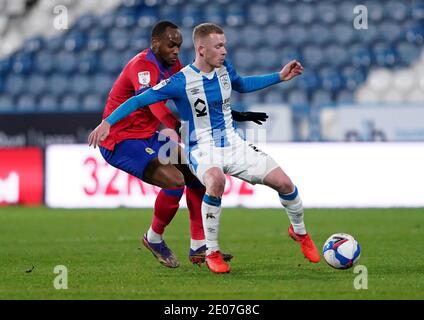 Lewis O'Brien (à droite) de Huddersfield Town et Ryan Nyambe de Blackburn Rovers se battent pour le ballon lors du match de championnat Sky Bet au stade John Smith, Huddersfield. Banque D'Images