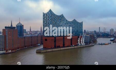 Belle ville de Hambourg Allemagne avec Elbphilharmonie - VILLE DE HAMBOURG, ALLEMAGNE - 25 DÉCEMBRE 2020 Banque D'Images