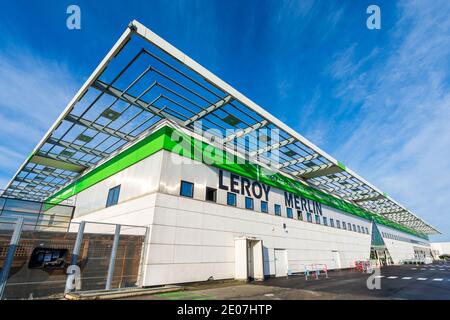 Bois-d'Arcy, France - 30 décembre 2020 : vue extérieure d'un magasin Leroy Merlin, une entreprise internationale française spécialisée dans le bricolage Banque D'Images