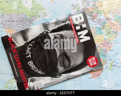 Black Lives Matter magazine sur une carte du monde avec les États-Unis et le Royaume-Uni en avant en 2020 une année de troubles raciaux. Banque D'Images