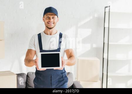 une tablette numérique avec écran vierge et une tenue uniforme dans l'appartement Banque D'Images