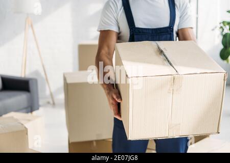 vue partielle de l'appareil motorisé dans la boîte de carton de maintien uniforme appartement Banque D'Images