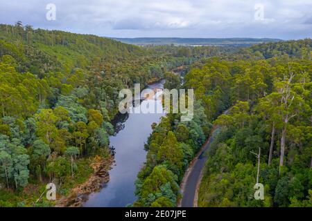 Vue aérienne de la rivière Arthur dans la forêt de Tarkine en Tasmanie, en Australie Banque D'Images