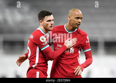 Andrew Robertson de Liverpool (à gauche) accueille Fabinho avant le match de la Premier League à St James' Park, Newcastle. Banque D'Images