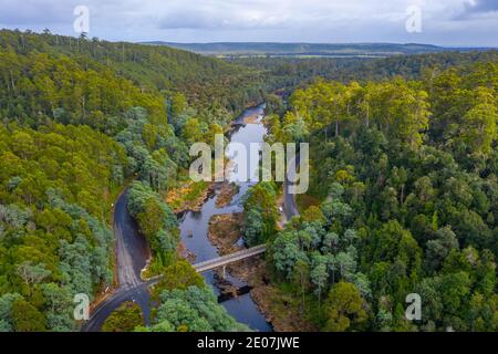 Vue aérienne de la rivière Arthur dans la forêt de Tarkine en Tasmanie, en Australie Banque D'Images