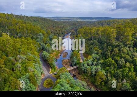 Vue aérienne de la rivière Arthur dans la forêt de Tarkine en Tasmanie, en Australie Banque D'Images