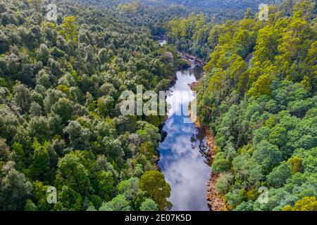 Vue aérienne de la rivière Arthur dans la forêt de Tarkine en Tasmanie, en Australie Banque D'Images