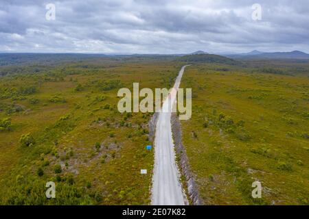 Vue aérienne de Western Explorer Road à la forêt de Tarkine en Tasmanie, Australie Banque D'Images