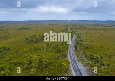 Vue aérienne d'une route à la forêt de Tarkine en Tasmanie, Australie Banque D'Images