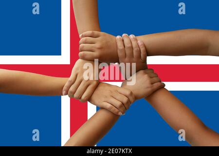 Drapeau de l'Islande, de l'intégration d'un groupe multiculturel de jeunes. Banque D'Images