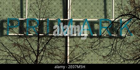 Prague, république tchèque, 12-30-2020. Primark, l'une des marques emblématiques de Prague, expose sa marque et ses produits dans un bâtiment prestigieux du Banque D'Images