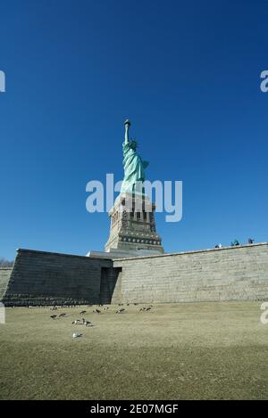Vue rapprochée de la Statue de la liberté, Statue de la ville de New York, depuis Liberty Island, New York, New York. Vue de dessous, vue rapprochée de la Statue. Banque D'Images
